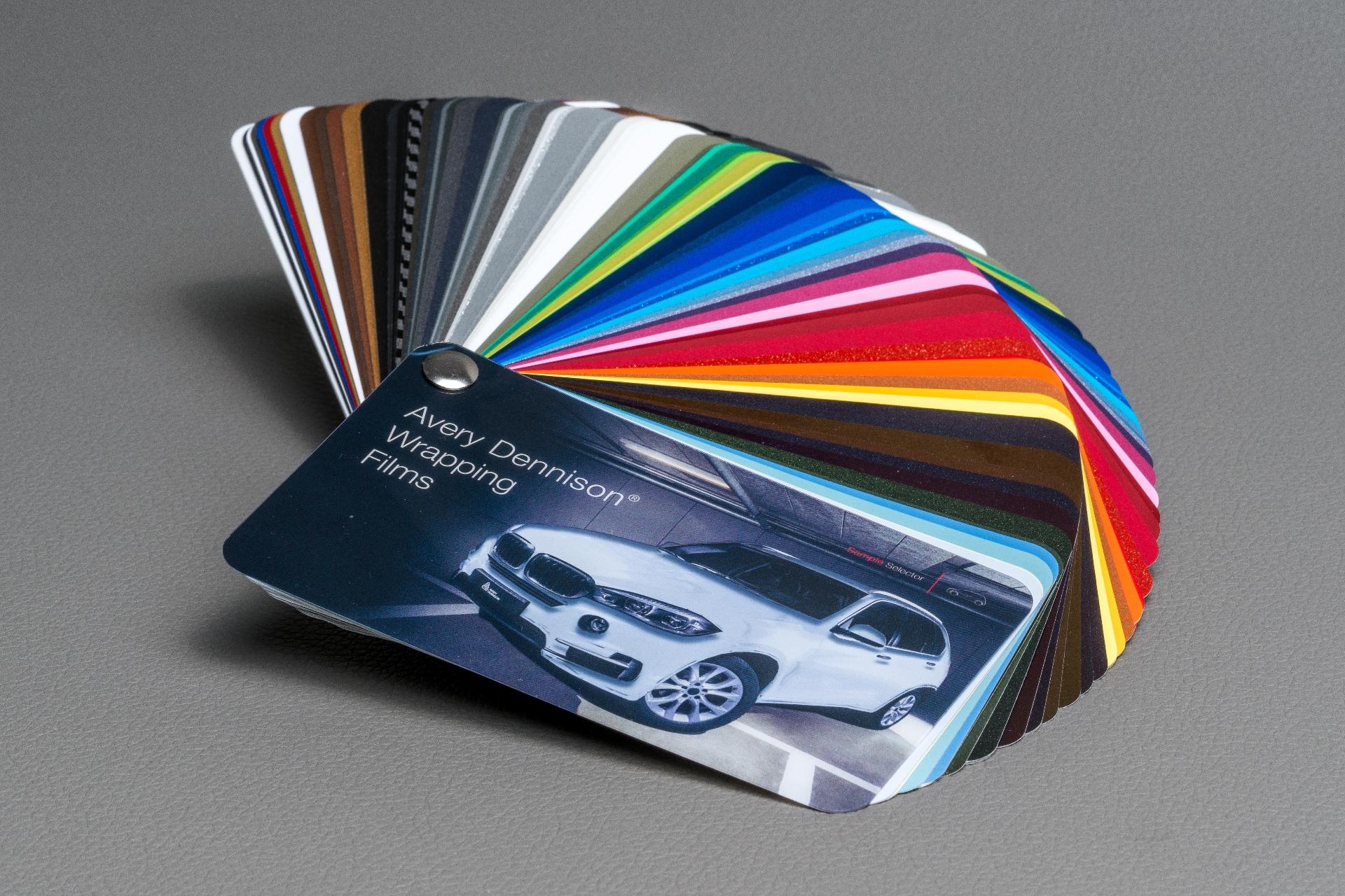 Foto: Farbfächer Avery Dennison Supreme Wrapping Film + Muster der 4 neuen Farben